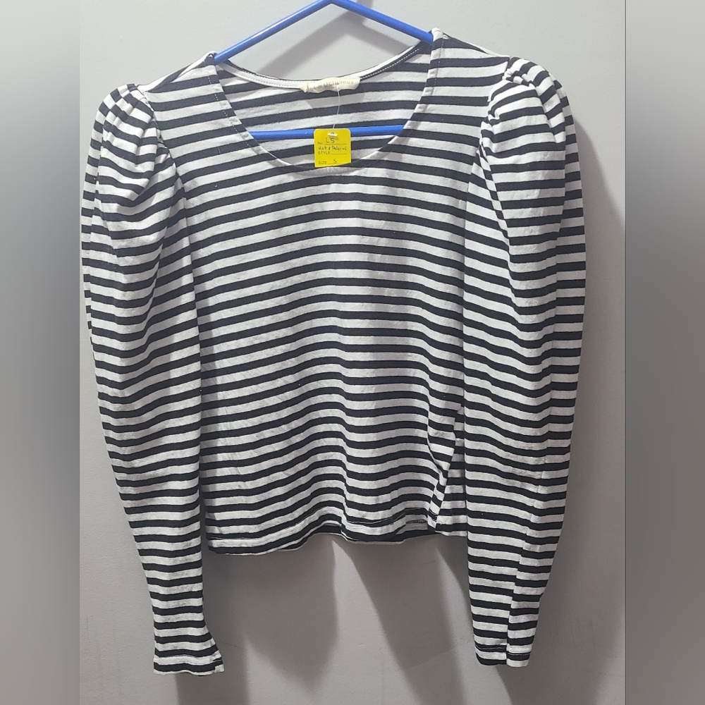Black and white puff sleeve long sleeve T